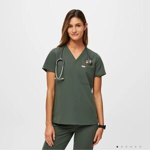 Catarina one pocket scrub top
